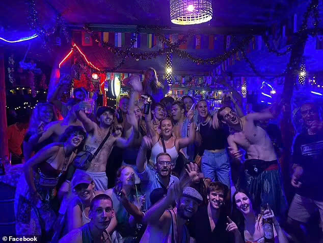 Du khách quốc tế tiệc tùng đêm tại một trong những quán bar nổi tiếng nhất Vang Vieng. Ảnh: Facebook Du khách quốc tế tiệc tùng đêm tại một trong những quán bar nổi tiếng nhất Vang Vieng. Ảnh: Facebook