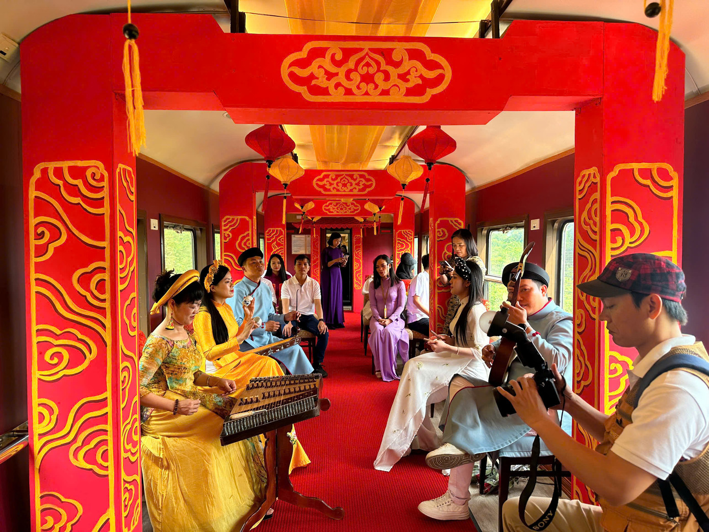 Tàu “Kết nối di sản miền Trung” của Đường sắt Việt Nam vừa được bình chọn đứng đầu hạng mục hoạt động - dịch vụ trải nghiệm ấn tượng, tại chương trình “Top 9 sản phẩm du lịch ấn tượng Huế 2024”.