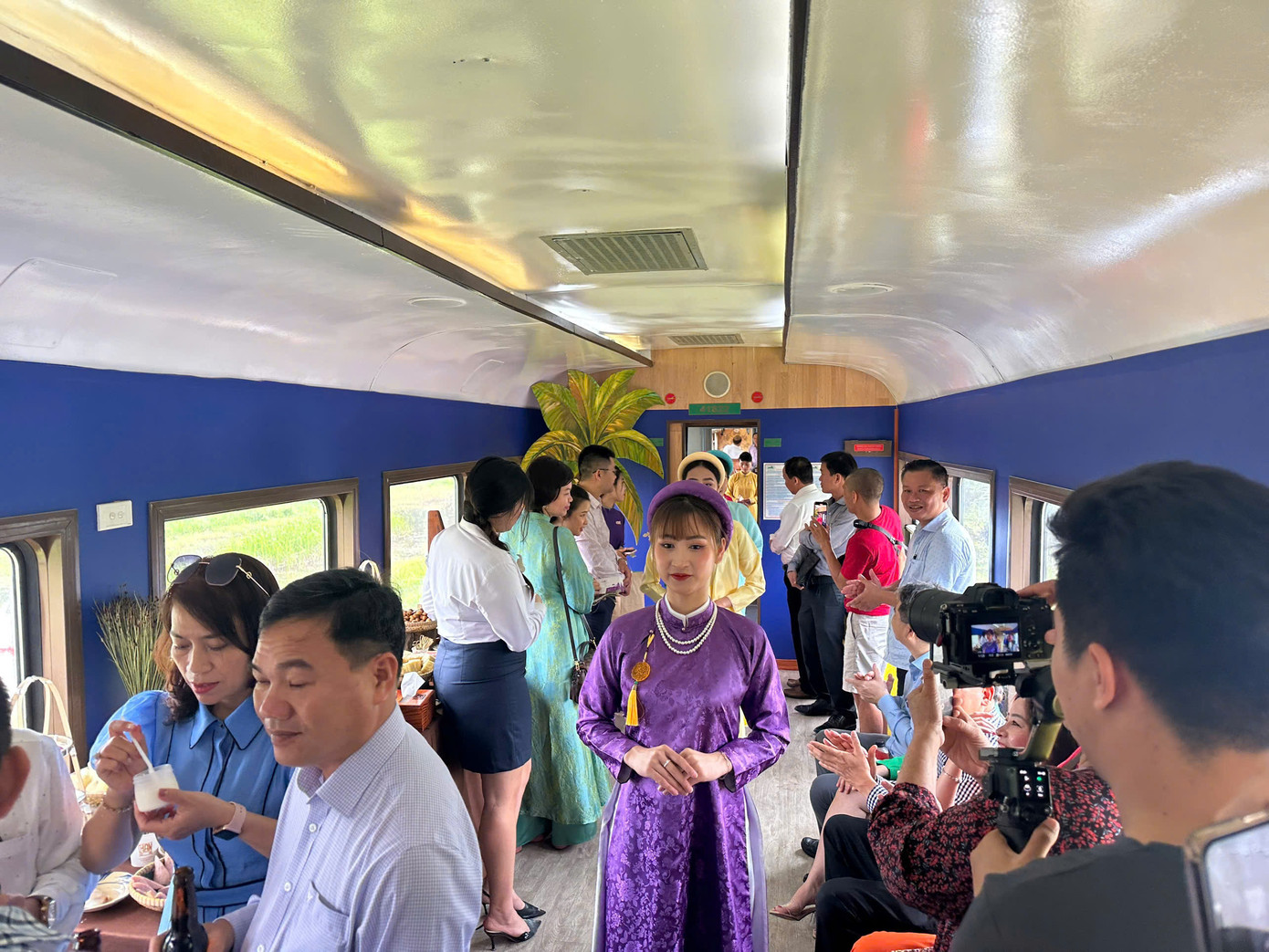 Tàu “Kết nối di sản miền Trung” của Đường sắt Việt Nam vừa được bình chọn đứng đầu hạng mục hoạt động - dịch vụ trải nghiệm ấn tượng, tại chương trình “Top 9 sản phẩm du lịch ấn tượng Huế 2024”.