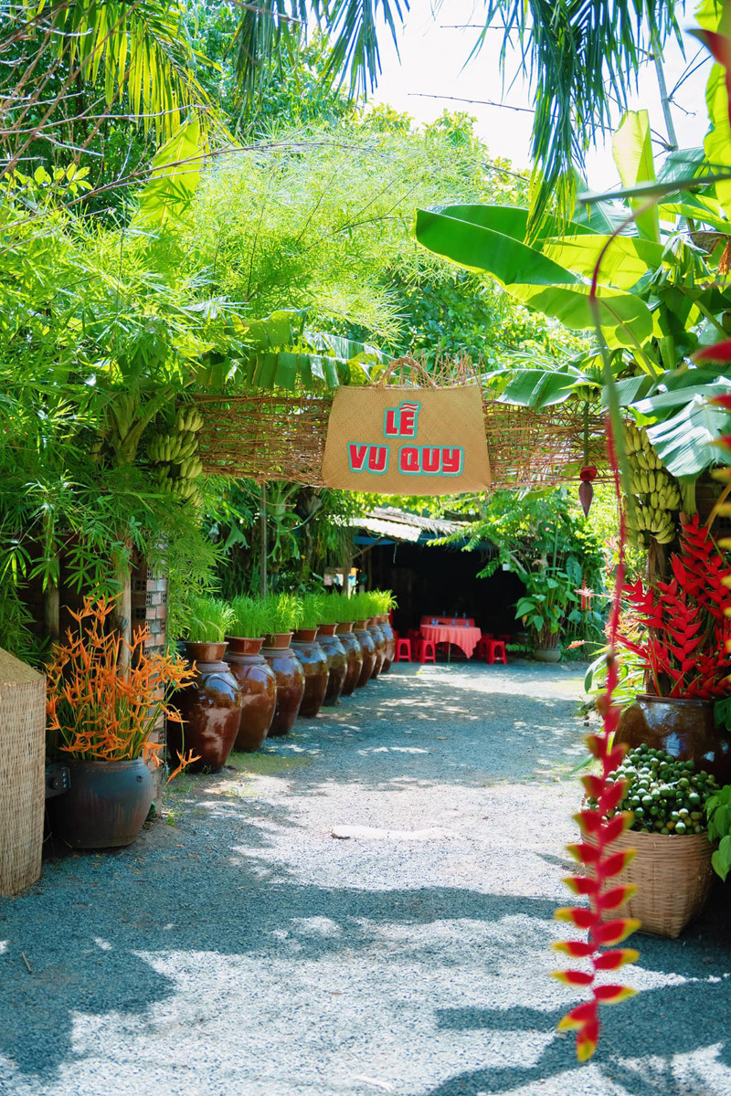 Những chiếc lu chứa nước mưa, hoa trong vườn nhà được tận dụng để trang trí đám cưới Những chiếc lu chứa nước mưa, hoa trong vườn nhà được tận dụng để trang trí đám cưới