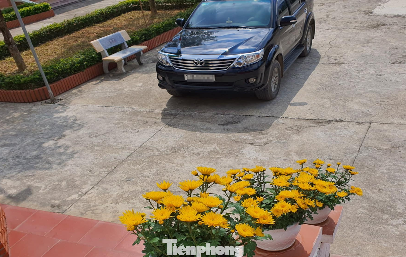 Trước tình hình giá vé máy bay và tàu hỏa tăng cao, nhiều gia đình cho biết họ có ý định chuyển sang lựa chọn phương án thuê ô tô tự lái để tiết kiệm chi phí. Ảnh: Lộc Liên. Trước tình hình giá vé máy bay và tàu hỏa tăng cao, nhiều gia đình cho biết họ có ý định chuyển sang lựa chọn phương án thuê ô tô tự lái để tiết kiệm chi phí. Ảnh: Lộc Liên.