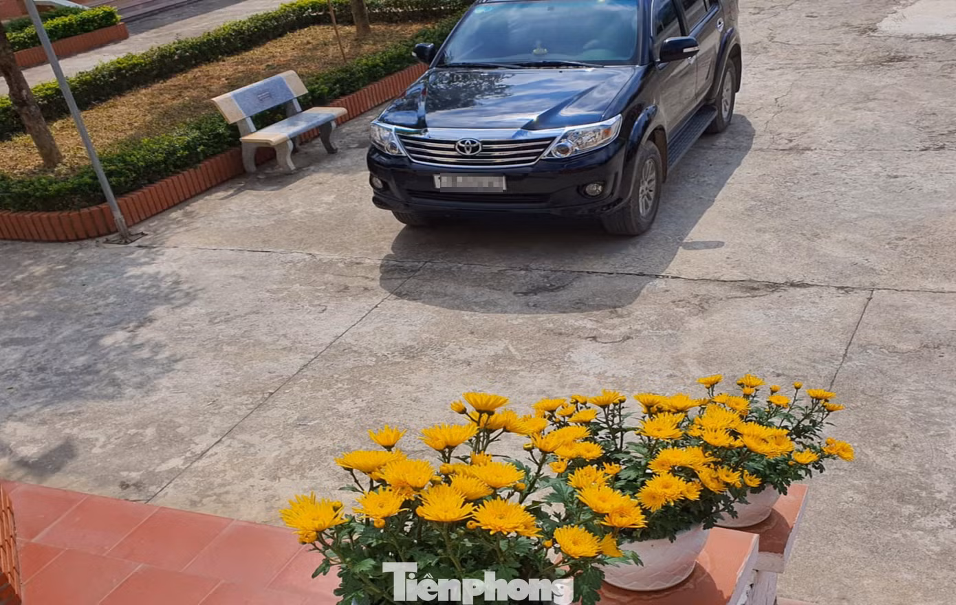 Trước tình hình giá vé máy bay và tàu hỏa tăng cao, nhiều gia đình cho biết họ có ý định chuyển sang lựa chọn phương án thuê ô tô tự lái để tiết kiệm chi phí. Ảnh: Lộc Liên. Trước tình hình giá vé máy bay và tàu hỏa tăng cao, nhiều gia đình cho biết họ có ý định chuyển sang lựa chọn phương án thuê ô tô tự lái để tiết kiệm chi phí. Ảnh: Lộc Liên.