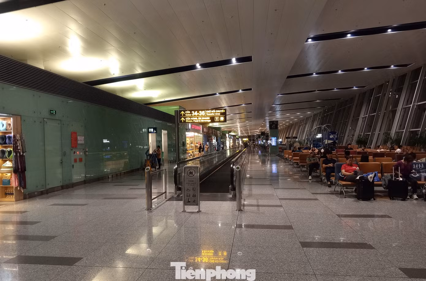 Việc tắt đèn tại sân bay Nội Bài không ảnh hưởng đến hoạt động bay và hành khách. Ảnh: Lộc Liên.