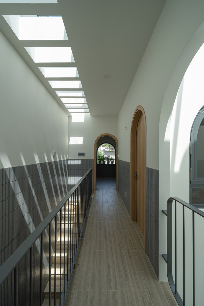 Theo kiến trúc sư, đây là mẫu nhà dành cho các gia đình trẻ có ngân sách vừa phải và nhu cầu đa dạng. Bằng cách tối ưu hóa bố cục và vị trí, kết hợp thiết kế nội thất tối giản và tích hợp các yếu tố tự nhiên, dự án này mang đến một môi trường sống thoải mái, tiện dụng và hấp dẫn cho mọi thành viên trong gia đình.