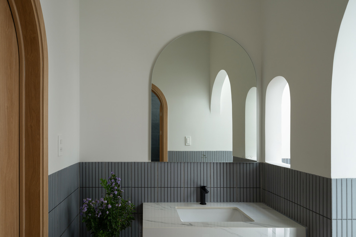 Do nhà có trẻ nhỏ nên các bức tường bên trong được ốp gạch ốp chân tường cao để dễ vệ sinh.