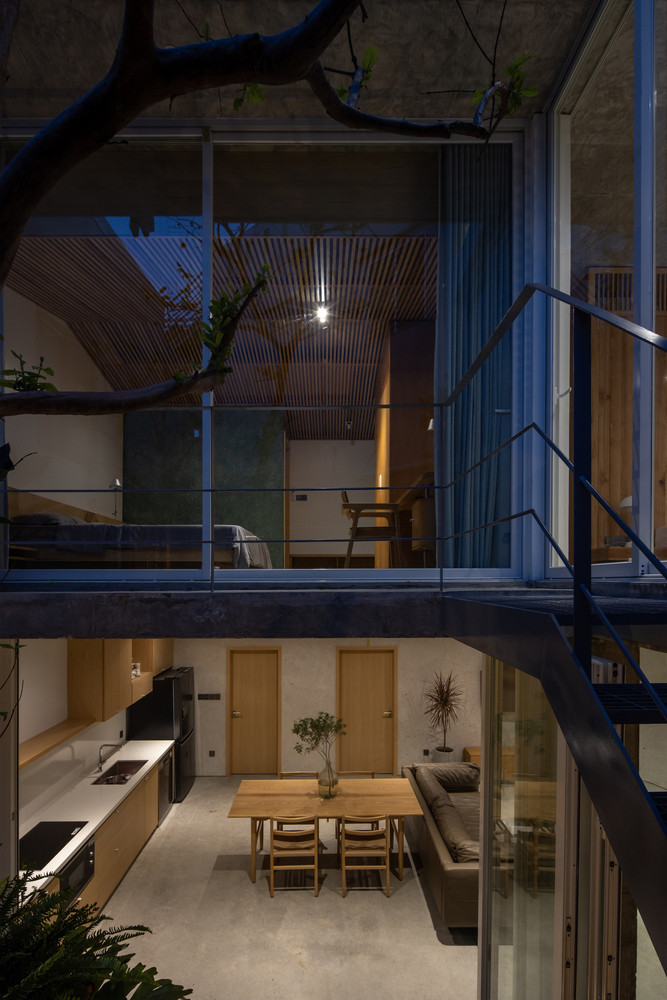 Dựa trên hình dạng độc đáo của khu đất, kiến trúc sư tạo nên không gian mở, kết nối với sân trong trung tâm, đóng vai trò là khu vực chung cho các hoạt động gia đình.