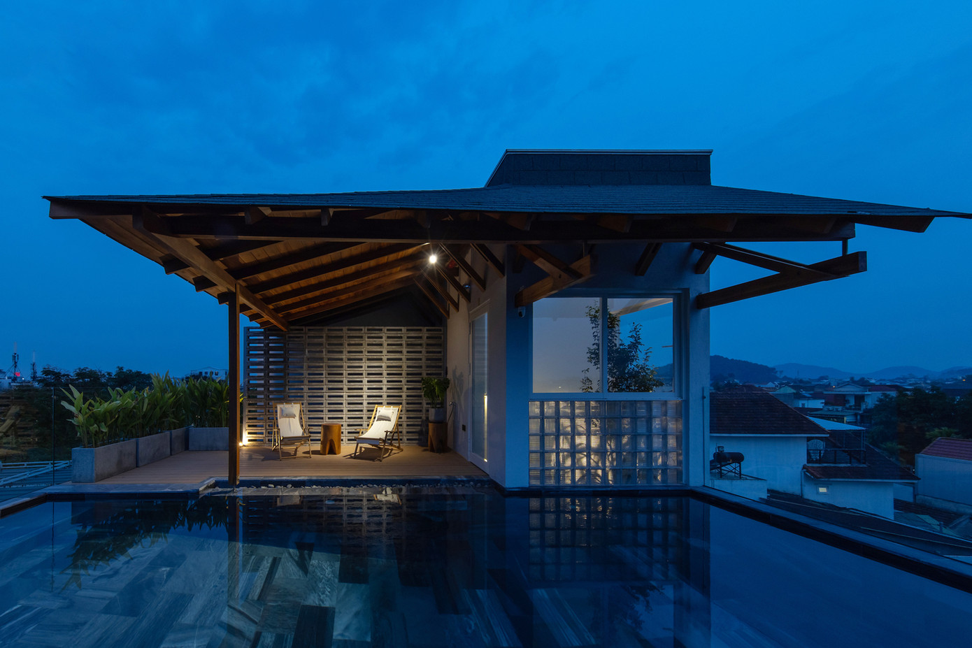 Những bức tường bê tông treo phục vụ mục đích là cung cấp khả năng che mưa và che nắng trong khi vẫn duy trì tầm nhìn hướng ra sông An Cựu.