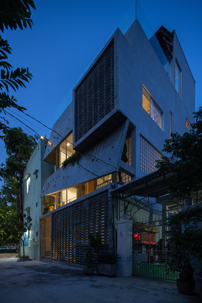 Do khu đất xây dựng có một số nhược điểm liên quan đến hình dạng, hướng nhà và mục đích sử dụng đất hạn chế, nên trong quá trình quy hoạch kiến trúc sư đã phân bổ một không gian kéo dài từ cổng vào đến ranh giới ngôi nhà, căn chỉnh với sông An Cựu.