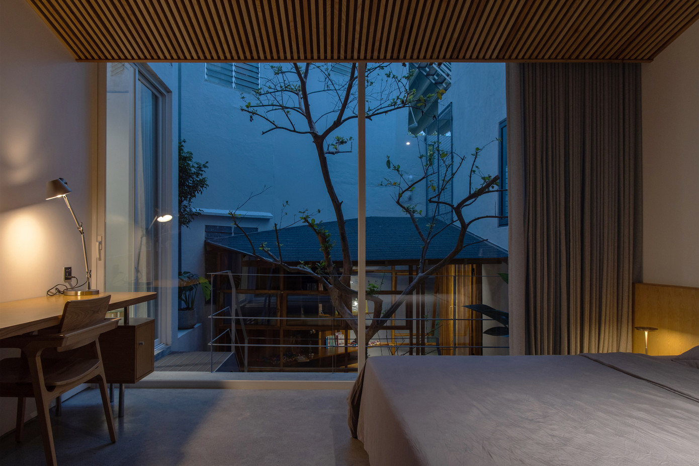 Sự sắp xếp không gian thúc đẩy lưu thông không khí tự nhiên, mang lại lợi ích cho không gian nội thất bằng cách tăng cường kết nối giữa các phòng, cung cấp ánh sáng tự nhiên và đảm bảo thông gió.