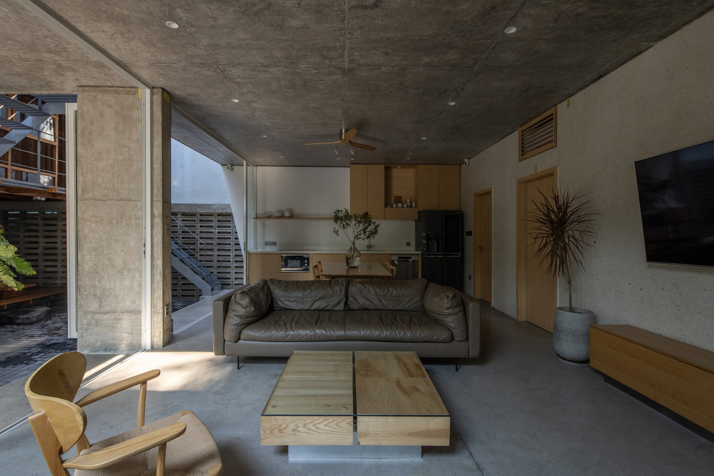 Kiến trúc sư cũng kết hợp các tính năng như tấm lưới thép cho cầu thang và sàn, đảm bảo ánh sáng tự nhiên và lưu thông cho không gian.