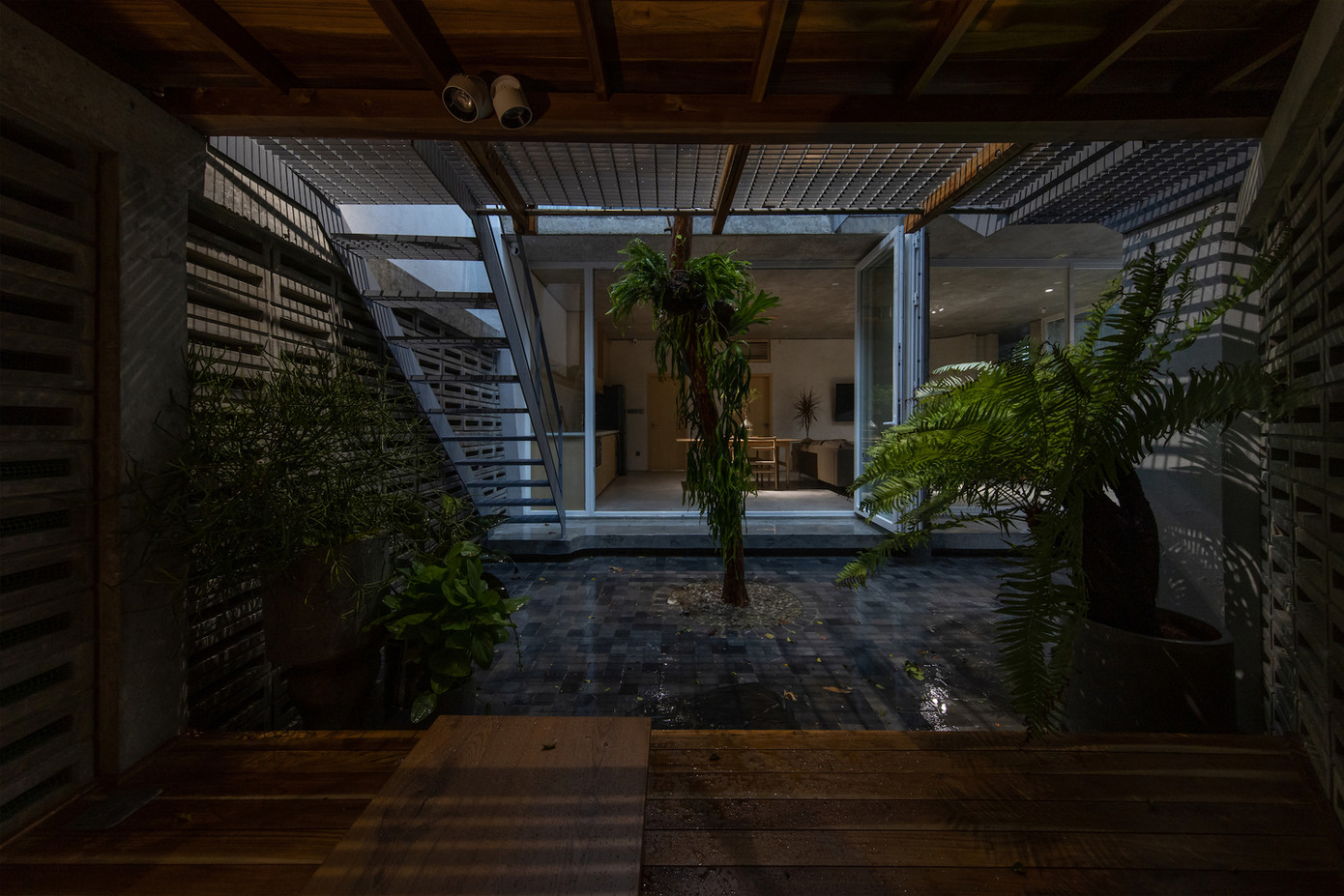 Để giải quyết vấn đề tiếp xúc với nhiệt ở mặt tiền hướng Tây, kiến trúc sư đã triển khai giải pháp hai lớp. Lớp đầu tiên bao gồm các mảng xanh trải dài từ tầng trệt lên đến mái nhà. Lớp thứ hai, tiếp xúc trực tiếp với ánh nắng mặt trời, bao gồm các bức tường bê tông treo và tường gạch.