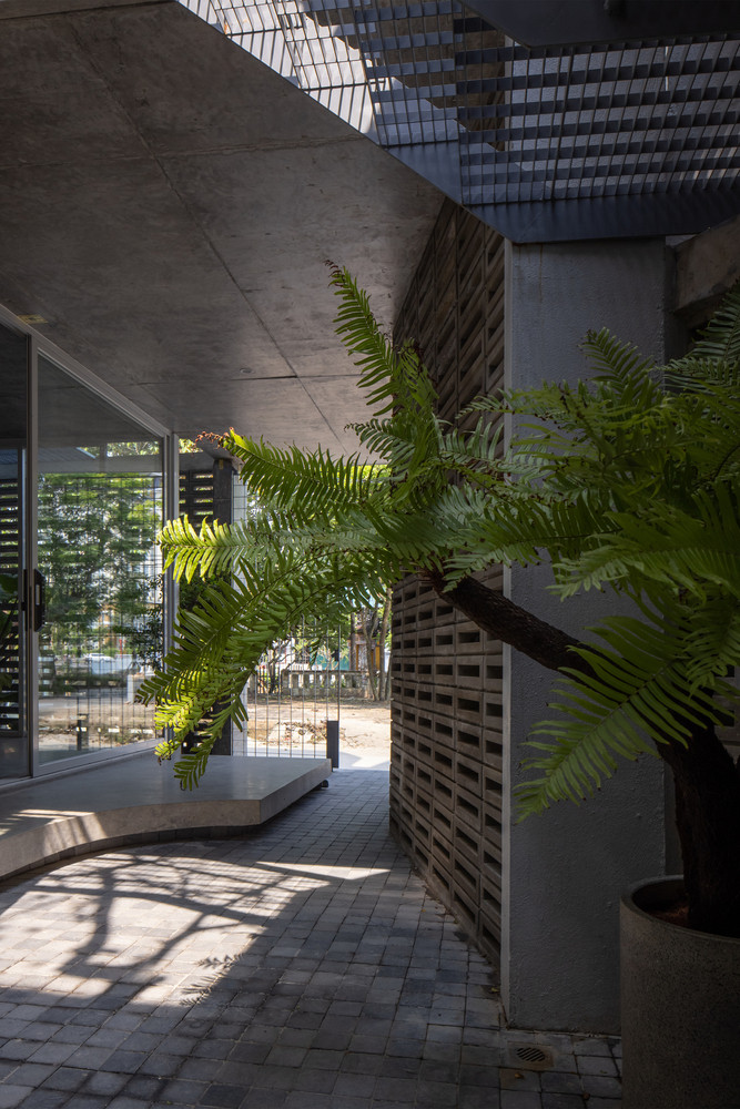 Dựa trên hình dạng độc đáo của khu đất, kiến trúc sư tạo nên không gian mở, kết nối với sân trong trung tâm, đóng vai trò là khu vực chung cho các hoạt động gia đình.