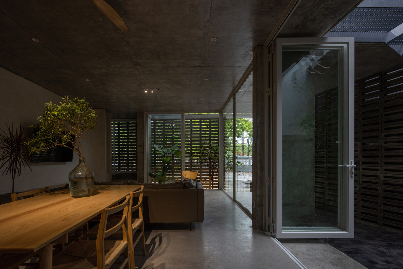 Kiến trúc sư cũng kết hợp các tính năng như tấm lưới thép cho cầu thang và sàn, đảm bảo ánh sáng tự nhiên và lưu thông cho không gian.