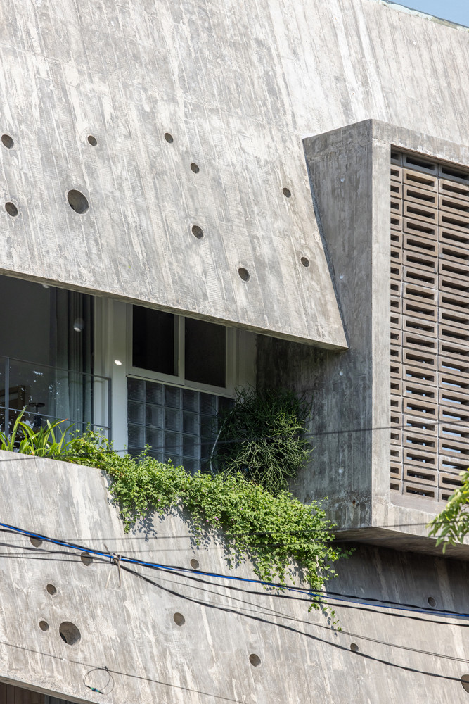 Để giải quyết vấn đề tiếp xúc với nhiệt ở mặt tiền hướng Tây, kiến trúc sư đã triển khai giải pháp hai lớp. Lớp đầu tiên bao gồm các mảng xanh trải dài từ tầng trệt lên đến mái nhà. Lớp thứ hai, tiếp xúc trực tiếp với ánh nắng mặt trời, bao gồm các bức tường bê tông treo và tường gạch.