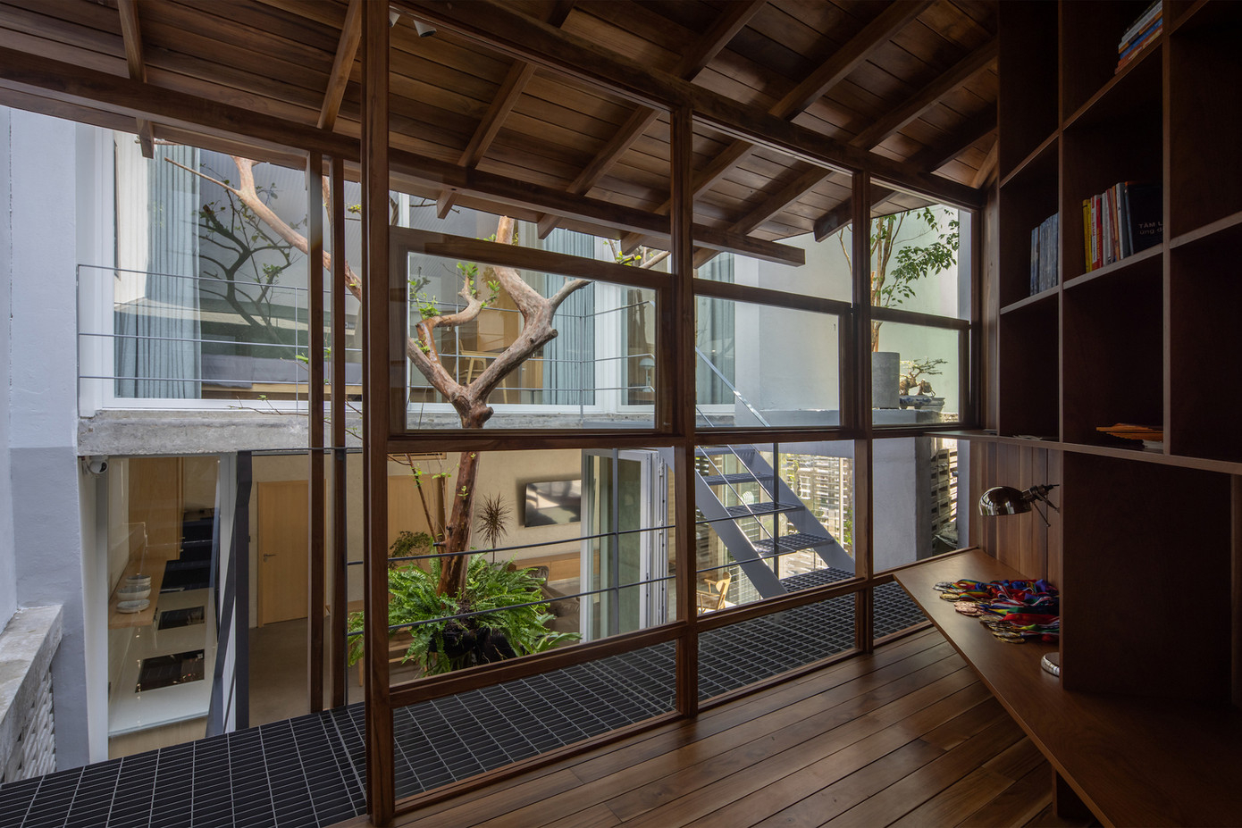 Kiến trúc sư cũng kết hợp các tính năng như tấm lưới thép cho cầu thang và sàn, đảm bảo ánh sáng tự nhiên và lưu thông cho không gian.