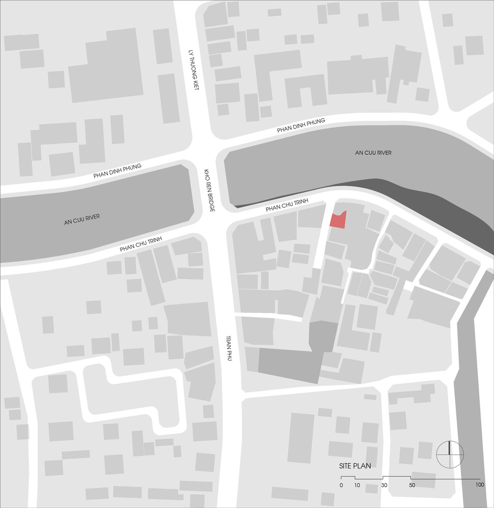 Công trình này được thiết kế để đáp ứng nhu cầu nhà ở của một gia đình hai thế hệ, gồm năm thành viên gần sông An Cựu - TP Huế.