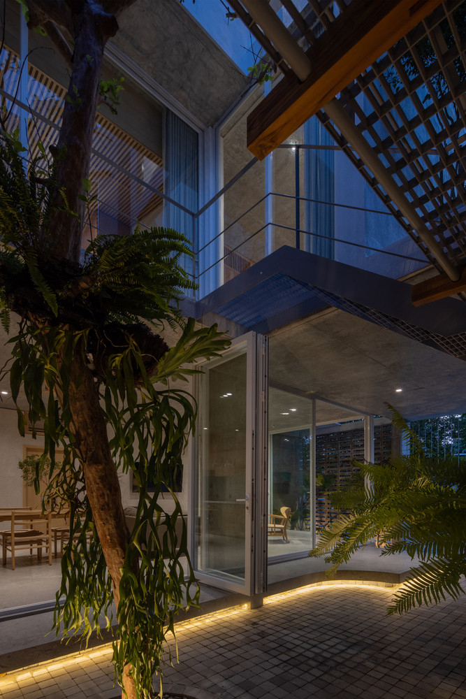 Dựa trên hình dạng độc đáo của khu đất, kiến trúc sư tạo nên không gian mở, kết nối với sân trong trung tâm, đóng vai trò là khu vực chung cho các hoạt động gia đình.