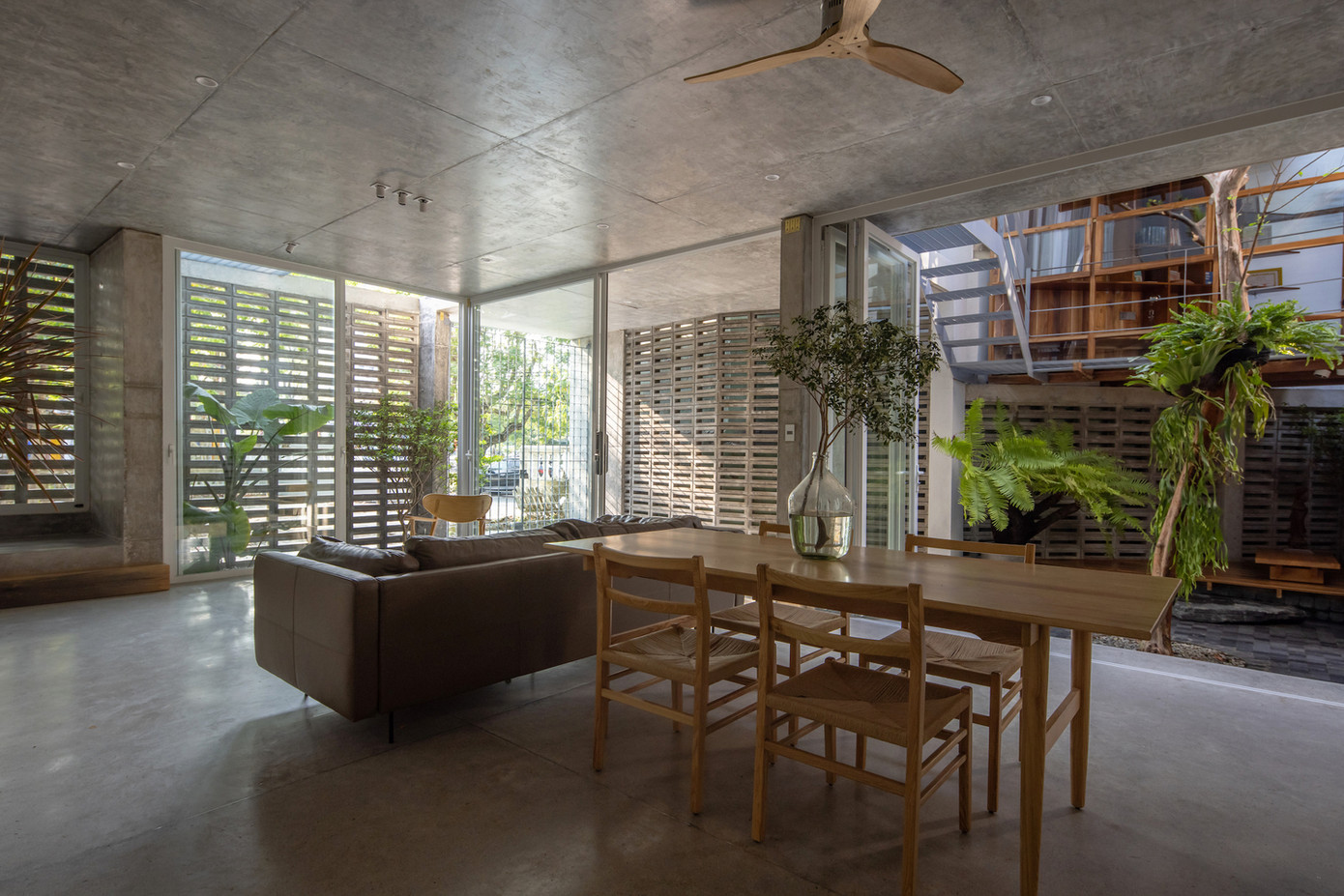 Sự sắp xếp không gian thúc đẩy lưu thông không khí tự nhiên, mang lại lợi ích cho không gian nội thất bằng cách tăng cường kết nối giữa các phòng, cung cấp ánh sáng tự nhiên và đảm bảo thông gió.