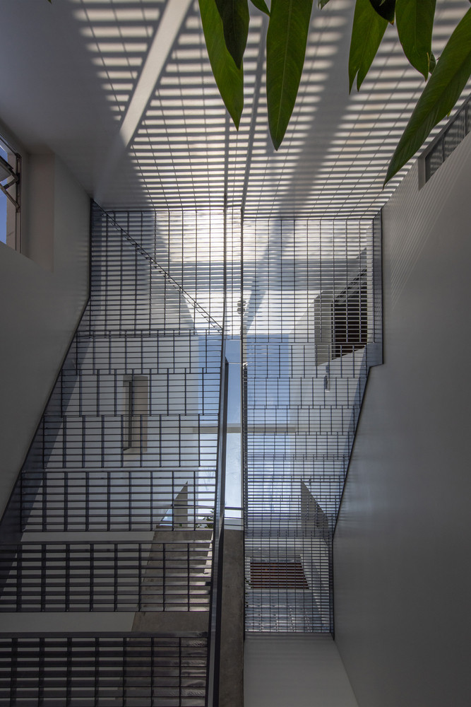 Dựa trên hình dạng độc đáo của khu đất, kiến trúc sư tạo nên không gian mở, kết nối với sân trong trung tâm, đóng vai trò là khu vực chung cho các hoạt động gia đình.