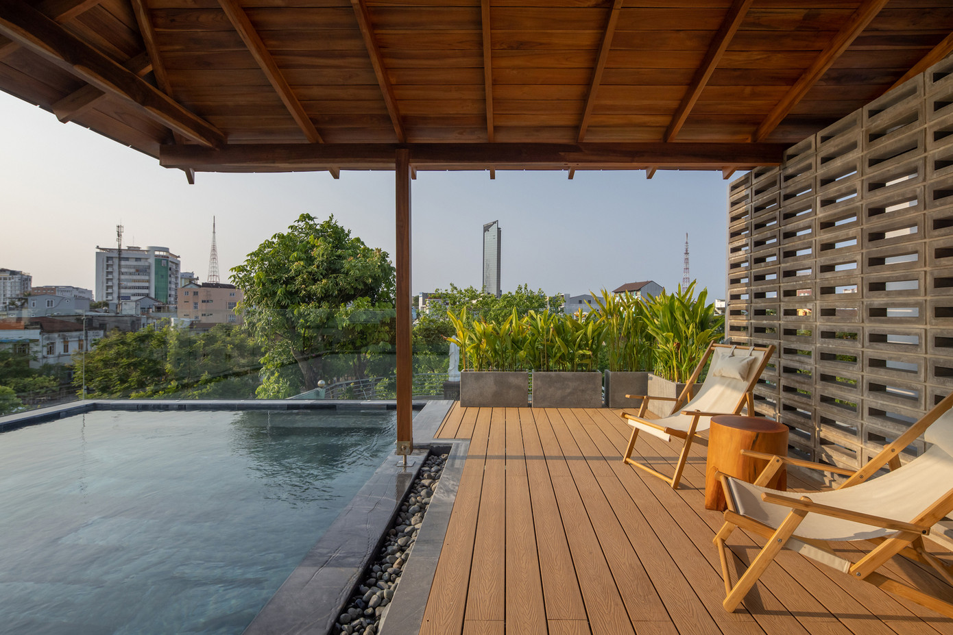 Sự sắp xếp không gian thúc đẩy lưu thông không khí tự nhiên, mang lại lợi ích cho không gian nội thất bằng cách tăng cường kết nối giữa các phòng, cung cấp ánh sáng tự nhiên và đảm bảo thông gió.