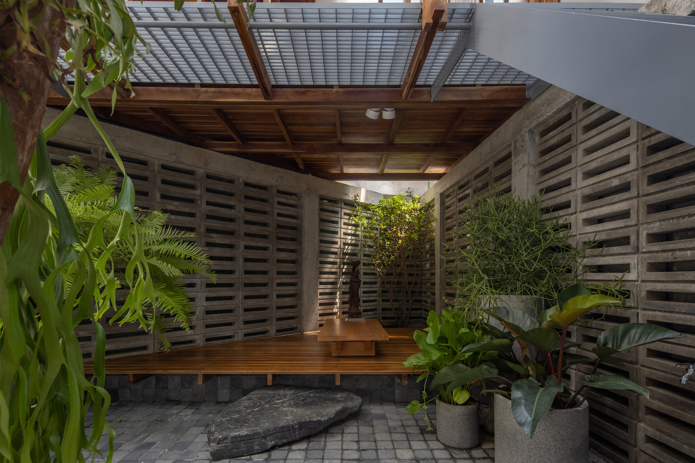 Để giải quyết vấn đề tiếp xúc với nhiệt ở mặt tiền hướng Tây, kiến trúc sư đã triển khai giải pháp hai lớp. Lớp đầu tiên bao gồm các mảng xanh trải dài từ tầng trệt lên đến mái nhà. Lớp thứ hai, tiếp xúc trực tiếp với ánh nắng mặt trời, bao gồm các bức tường bê tông treo và tường gạch.