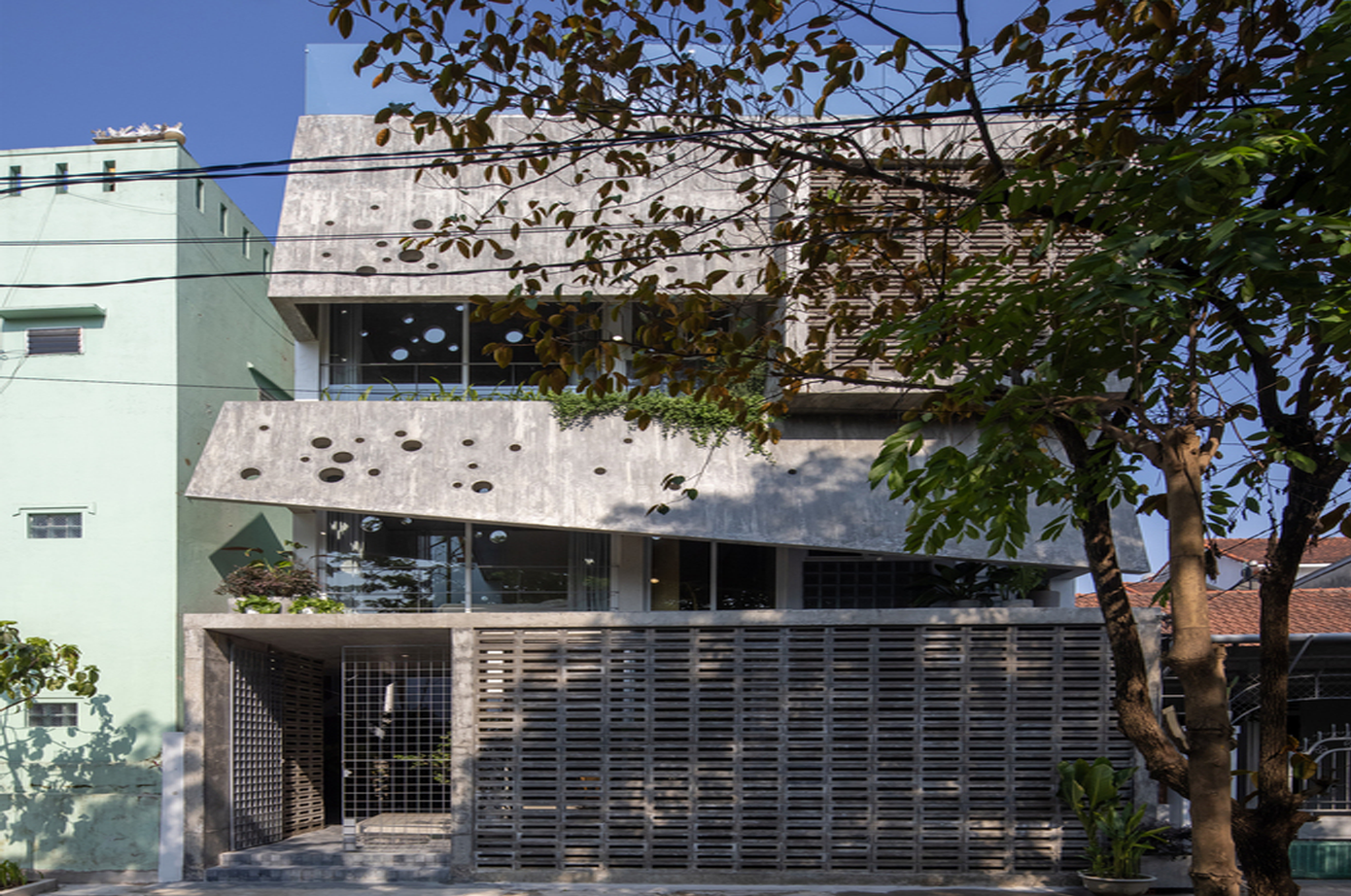 Các vật liệu được cân nhắc cẩn thận dựa trên tính phù hợp với khí hậu. Ví dụ, bê tông được ưu tiên cho mặt tiền hướng về phía Tây do thời tiết khắc nghiệt ở các vùng miền Trung và Việt Nam, giảm thiểu thiệt hại và hạn chế việc bảo trì so với gỗ hoặc sắt.