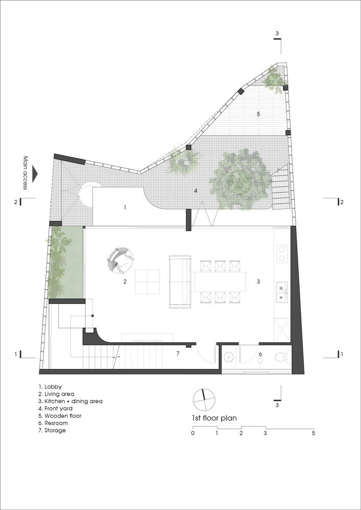 Do khu đất xây dựng có một số nhược điểm liên quan đến hình dạng, hướng nhà và mục đích sử dụng đất hạn chế, nên trong quá trình quy hoạch kiến trúc sư đã phân bổ một không gian kéo dài từ cổng vào đến ranh giới ngôi nhà, căn chỉnh với sông An Cựu.
