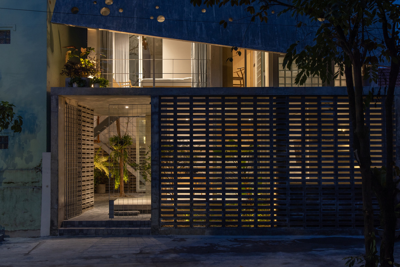 Sự sắp xếp không gian thúc đẩy lưu thông không khí tự nhiên, mang lại lợi ích cho không gian nội thất bằng cách tăng cường kết nối giữa các phòng, cung cấp ánh sáng tự nhiên và đảm bảo thông gió.