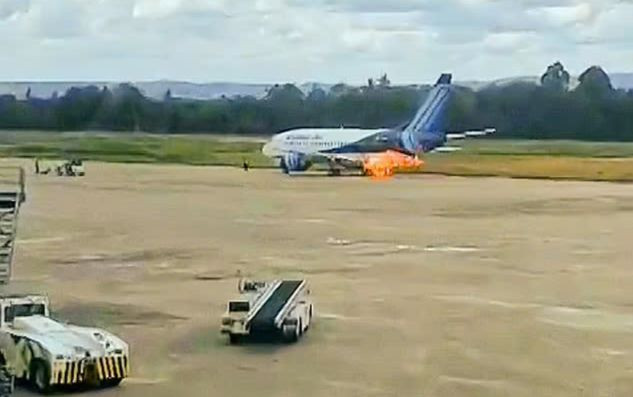 Hình ảnh động cơ máy bay Boeing 737-500 bốc cháy trên đường băng ở sân bay. Ảnh: Daily Mail.
