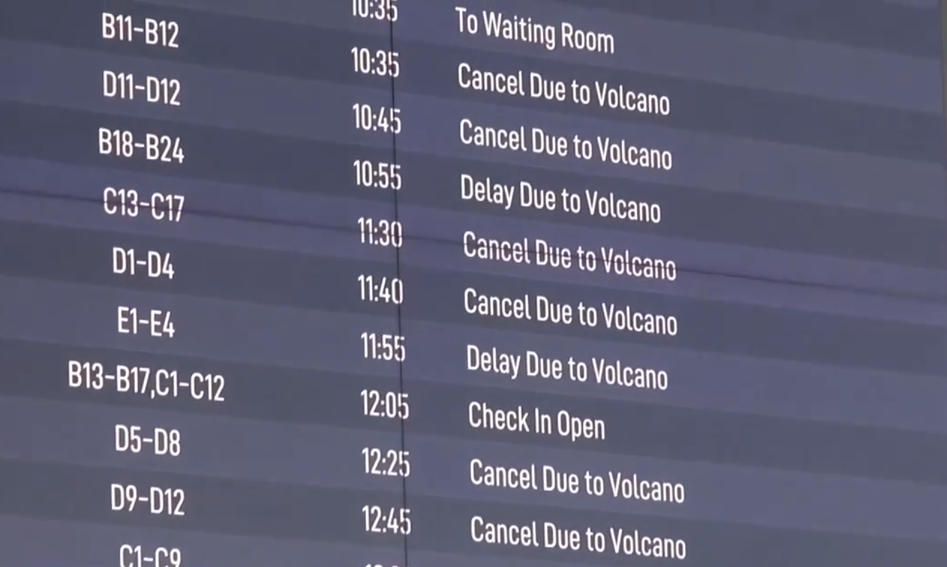Gió đông đã mang tro bụi núi lửa đến sân bay Denpasar cũng như không phận phía nam sân bay, khiến hoạt động hàng không bị gián đoạn. Ảnh: The Guardian Gió đông đã mang tro bụi núi lửa đến sân bay Denpasar cũng như không phận phía nam sân bay, khiến hoạt động hàng không bị gián đoạn. Ảnh: The Guardian