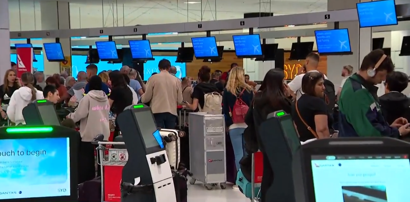 Nhiều chuyến bay đến và đi từ sân bay Denpasar đã bị hủy vì núi lửa Lewotobi Laki-laki gần Bali, Indonesia phun tro bụi. Ảnh: 9 News. Nhiều chuyến bay đến và đi từ sân bay Denpasar đã bị hủy vì núi lửa Lewotobi Laki-laki gần Bali, Indonesia phun tro bụi. Ảnh: 9 News.