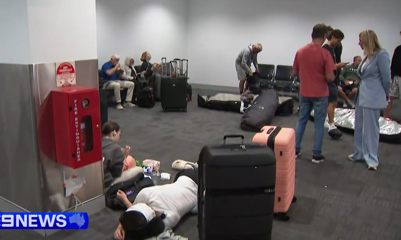 Nhiều chuyến bay đến và đi từ sân bay Denpasar đã bị hủy vì núi lửa Lewotobi Laki-laki gần Bali, Indonesia phun tro bụi. Ảnh: 9 News. Nhiều chuyến bay đến và đi từ sân bay Denpasar đã bị hủy vì núi lửa Lewotobi Laki-laki gần Bali, Indonesia phun tro bụi. Ảnh: 9 News.