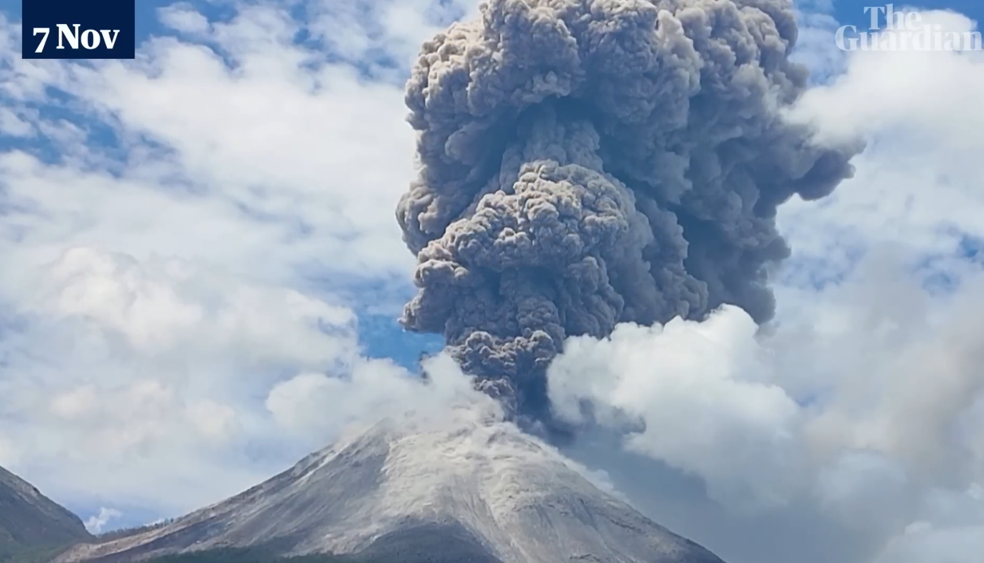 Gió đông đã mang tro bụi núi lửa đến sân bay Denpasar cũng như không phận phía nam sân bay, khiến hoạt động hàng không bị gián đoạn. Ảnh: The Guardian Gió đông đã mang tro bụi núi lửa đến sân bay Denpasar cũng như không phận phía nam sân bay, khiến hoạt động hàng không bị gián đoạn. Ảnh: The Guardian