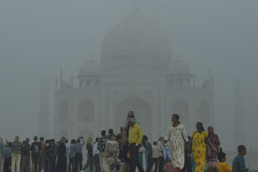 Khách du lịch tham quan Taj Mahal giữa sương mù dày đặc. Ảnh: PTI. Khách du lịch tham quan Taj Mahal giữa sương mù dày đặc. Ảnh: PTI.