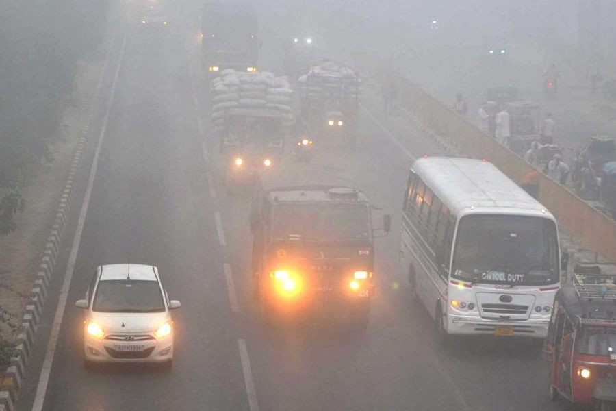 Các phương tiện di chuyển trên đường cao tốc quốc gia Delhi-Agra trong sương mù ô nhiễm tại Mathura. Ảnh: PTI. Các phương tiện di chuyển trên đường cao tốc quốc gia Delhi-Agra trong sương mù ô nhiễm tại Mathura. Ảnh: PTI.