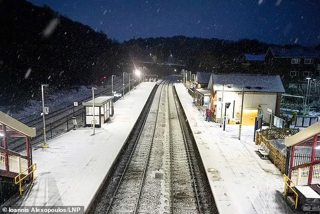Các công ty đường sắt đang kêu gọi hành khách tránh đi đến một số khu vực nhất định vì cảnh báo thời tiết và 16 cảnh báo lũ lụt đang có hiệu lực trên khắp nước Anh. Ảnh: LNP