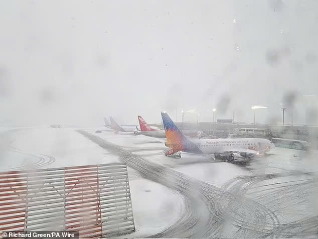 Một góc nhìn về tuyết phủ trên đường băng của sân bay quốc tế Newcastle ở Anh. Ảnh: PA.