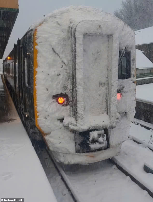 Các công ty đường sắt đang kêu gọi hành khách tránh đi đến một số khu vực nhất định vì cảnh báo thời tiết và 16 cảnh báo lũ lụt đang có hiệu lực trên khắp nước Anh. Ảnh: LNP