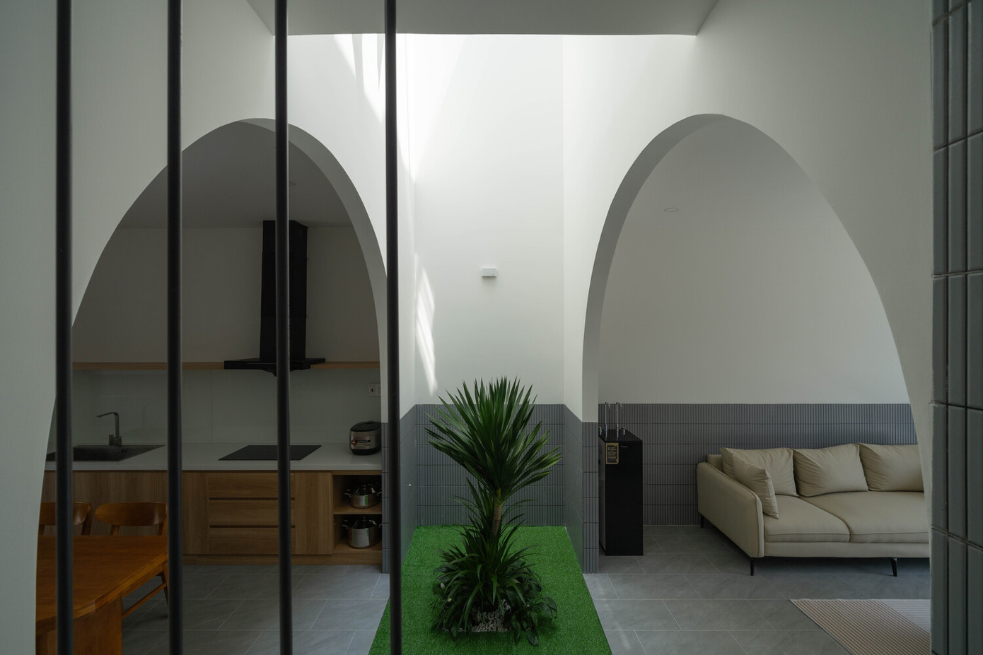 Tầng trệt dành riêng cho các khu vực chung như phòng khách – nơi đặt bàn thờ tổ tiên tích hợp, bếp khu vực ăn uống và góc thư giãn.