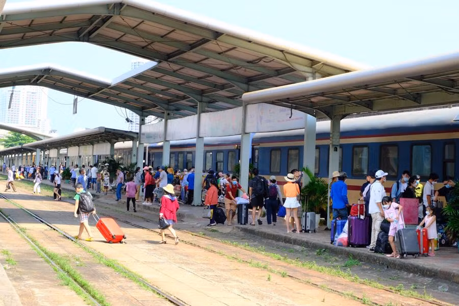 Giá vé tàu Tết năm 2025 được đánh giá là tăng từ 4-5% so với cùng kỳ năm trước, tùy hành trình và loại tàu. Ảnh: Vneconomy. Giá vé tàu Tết năm 2025 được đánh giá là tăng từ 4-5% so với cùng kỳ năm trước, tùy hành trình và loại tàu. Ảnh: Vneconomy.