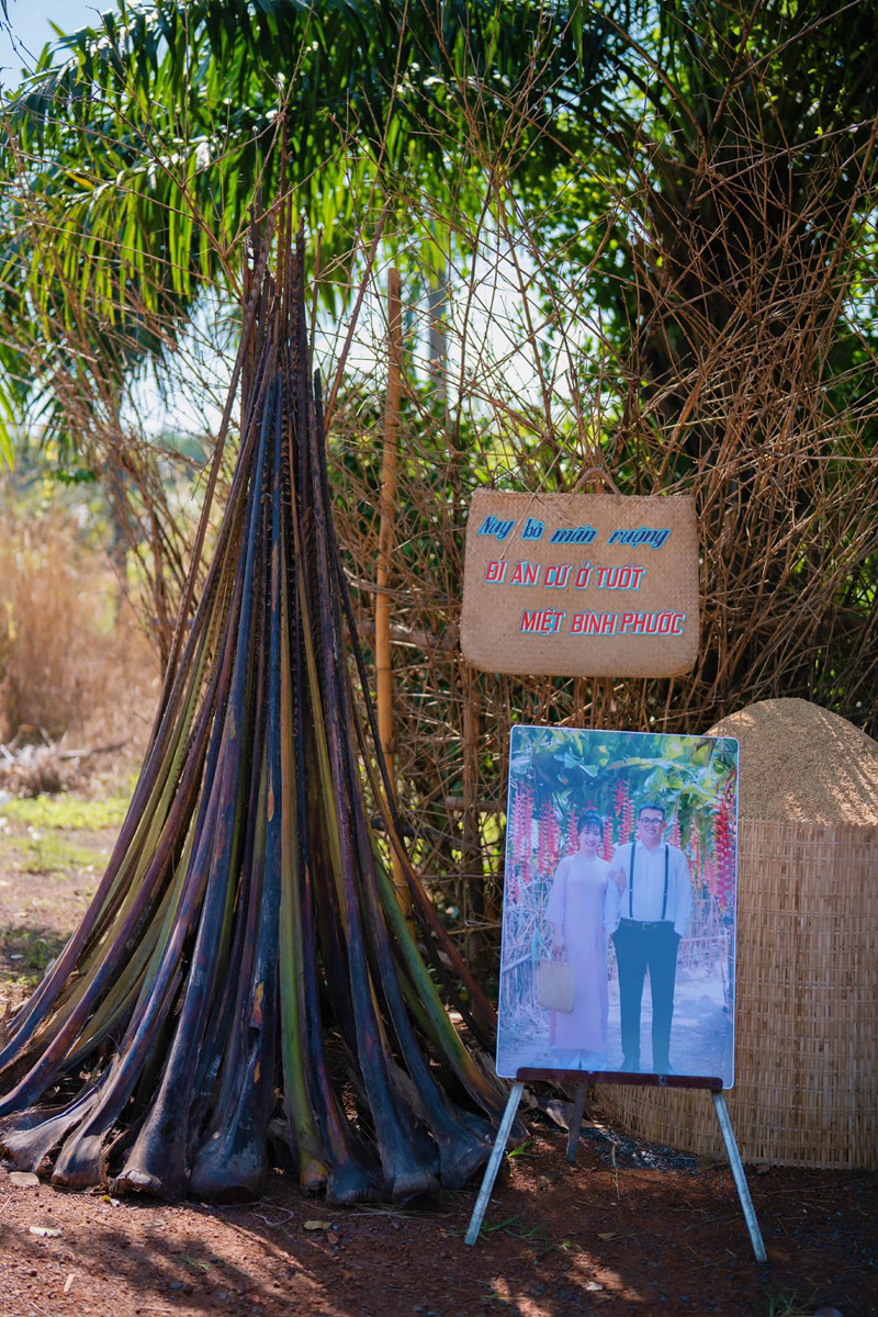 Ngô, lúa cũng được đem ra trang trí đám cưới. Hoa thiên điểu nở rực khiến không gian cưới thêm sắc màu Ngô, lúa cũng được đem ra trang trí đám cưới. Hoa thiên điểu nở rực khiến không gian cưới thêm sắc màu