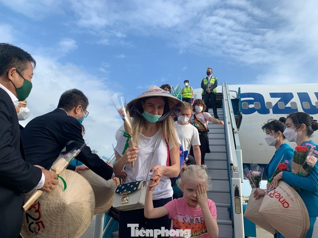 Du khách Nga xuống Sân bay quốc tế Cam Ranh.