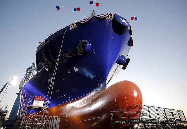 Isla Bella - tàu container đầu tiên chạy bằng khí thiên nhiên hóa lỏng trước khi hạ thủy tại xưởng đóng tàu General Dynamics NASSCO ở San Diego, California, Mỹ năm 2015. Ảnh: Reuters.