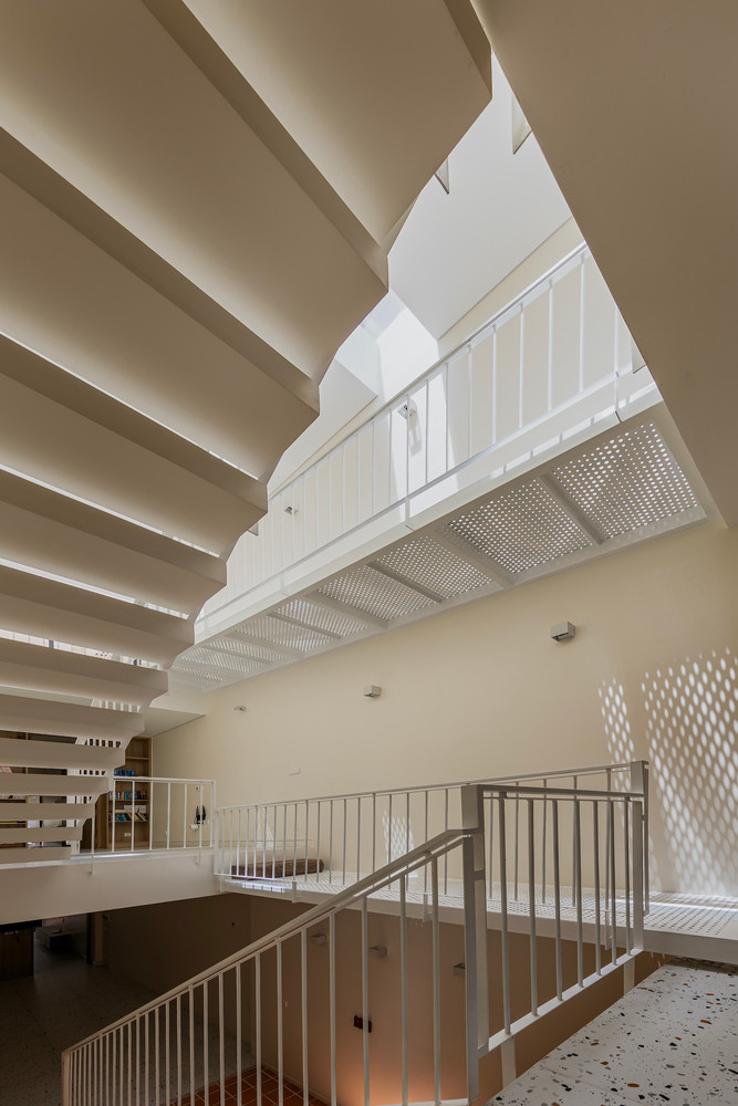 Từ không gian sinh hoạt chung của gia đình, thông qua giếng trời, mọi người có thể kết nối với tất cả các không gian khác, và tạo sự gắn kết chặt chẽ giữa các thành viên trong gia đình. Từ không gian sinh hoạt chung của gia đình, thông qua giếng trời, mọi người có thể kết nối với tất cả các không gian khác, và tạo sự gắn kết chặt chẽ giữa các thành viên trong gia đình.