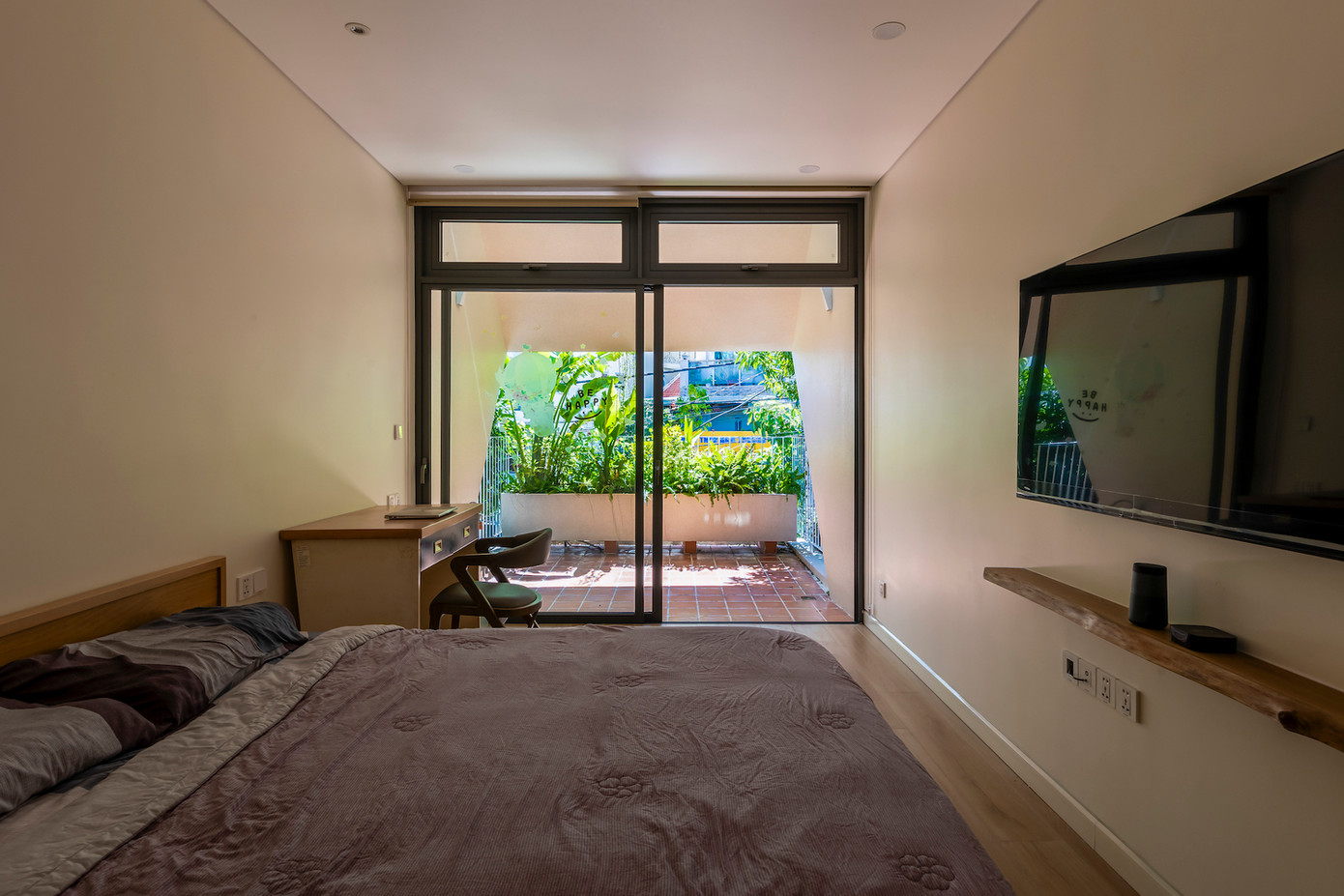 Theo kiến trúc sư, ngày nay ngôi nhà của một người không chỉ là nơi đáp ứng các nhu cầu cơ bản, mà còn là sự phản ánh thế giới nội tâm của chủ nhà, nơi họ có thể kết nối với chính mình và tìm thấy sự bình yên giữa sự hỗn loạn của cuộc sống đô thị. Theo kiến trúc sư, ngày nay ngôi nhà của một người không chỉ là nơi đáp ứng các nhu cầu cơ bản, mà còn là sự phản ánh thế giới nội tâm của chủ nhà, nơi họ có thể kết nối với chính mình và tìm thấy sự bình yên giữa sự hỗn loạn của cuộc sống đô thị.