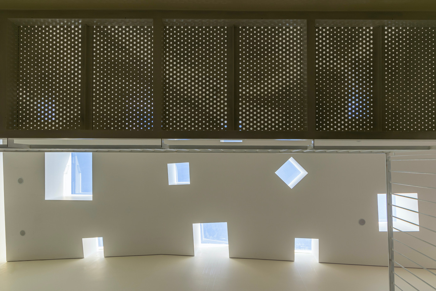 Kiến trúc sư sử dụng các tấm thép đục lỗ để thiết kế thành phần lưu thông nhằm tăng khả năng đưa ánh sáng vào trong tòa nhà. Kiến trúc sư sử dụng các tấm thép đục lỗ để thiết kế thành phần lưu thông nhằm tăng khả năng đưa ánh sáng vào trong tòa nhà.