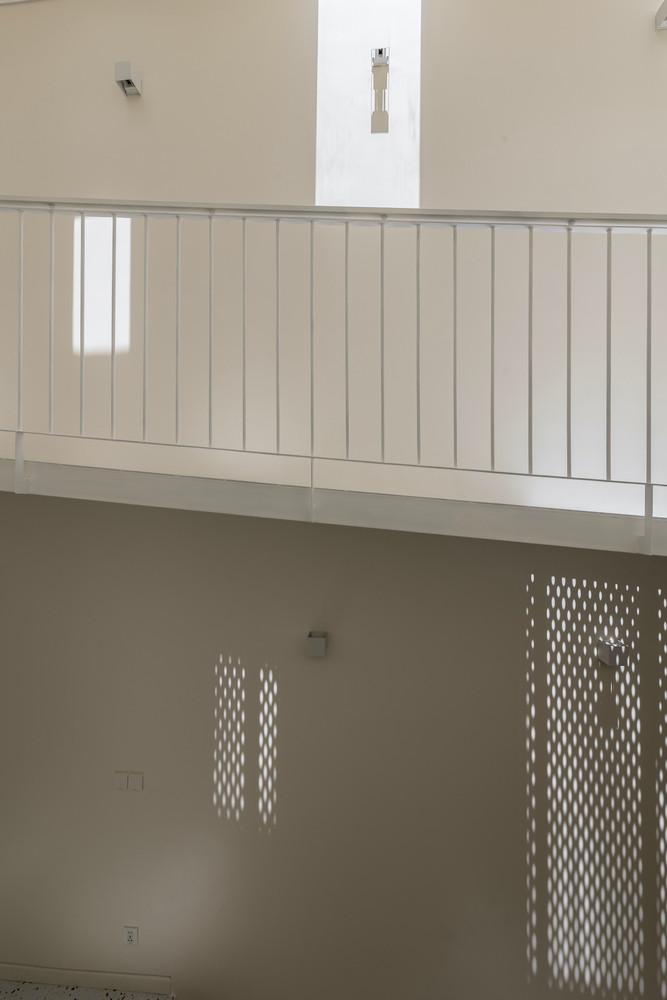 Chiều cao của phòng khách, phòng ăn và bếp cao hơn 1,3 lần so với các phòng riêng để thuận tiện sinh hoạt và thông gió tốt hơn. Chiều cao của phòng khách, phòng ăn và bếp cao hơn 1,3 lần so với các phòng riêng để thuận tiện sinh hoạt và thông gió tốt hơn.