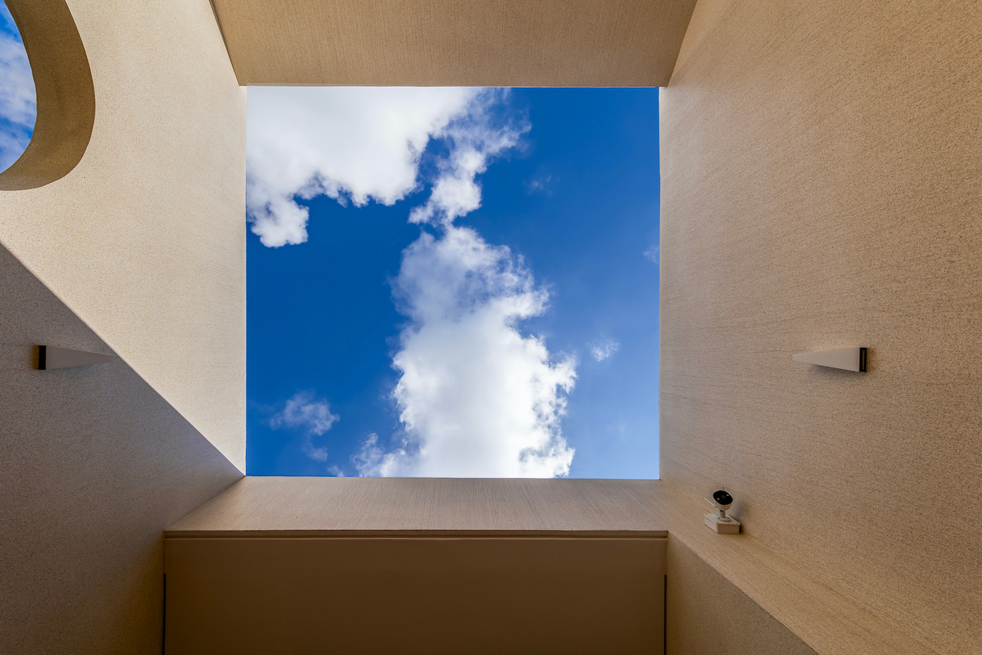 Theo kiến trúc sư, ngày nay ngôi nhà của một người không chỉ là nơi đáp ứng các nhu cầu cơ bản, mà còn là sự phản ánh thế giới nội tâm của chủ nhà, nơi họ có thể kết nối với chính mình và tìm thấy sự bình yên giữa sự hỗn loạn của cuộc sống đô thị. Theo kiến trúc sư, ngày nay ngôi nhà của một người không chỉ là nơi đáp ứng các nhu cầu cơ bản, mà còn là sự phản ánh thế giới nội tâm của chủ nhà, nơi họ có thể kết nối với chính mình và tìm thấy sự bình yên giữa sự hỗn loạn của cuộc sống đô thị.