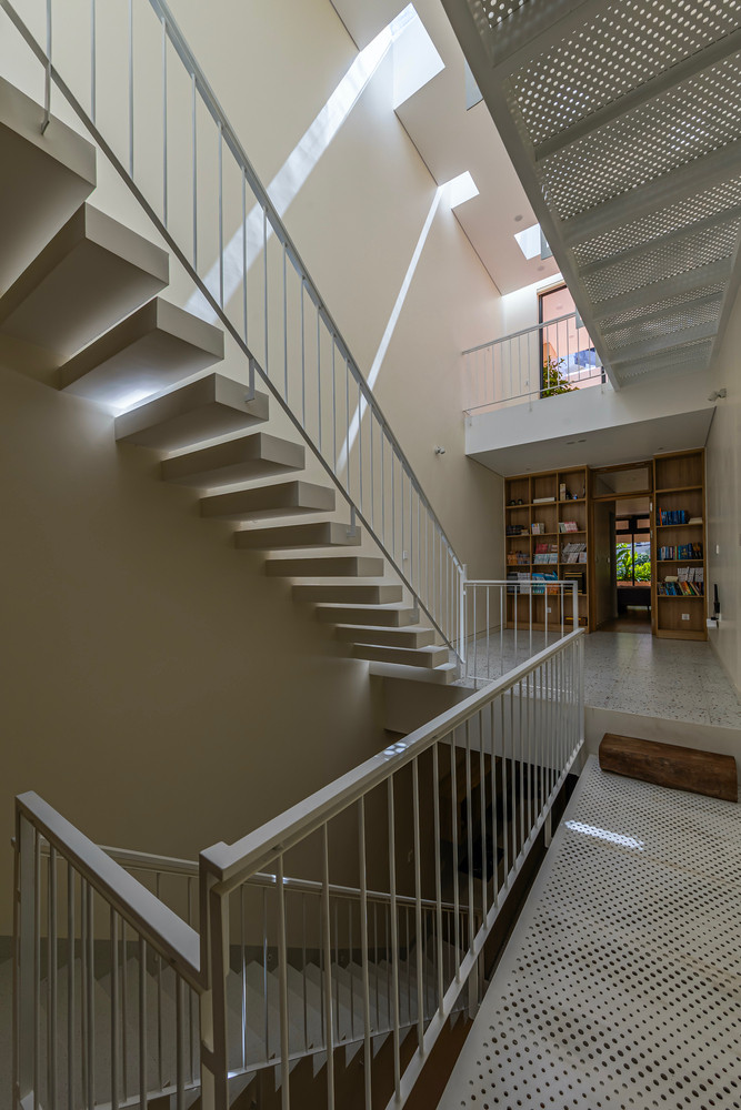 Từ không gian sinh hoạt chung của gia đình, thông qua giếng trời, mọi người có thể kết nối với tất cả các không gian khác, và tạo sự gắn kết chặt chẽ giữa các thành viên trong gia đình. Từ không gian sinh hoạt chung của gia đình, thông qua giếng trời, mọi người có thể kết nối với tất cả các không gian khác, và tạo sự gắn kết chặt chẽ giữa các thành viên trong gia đình.