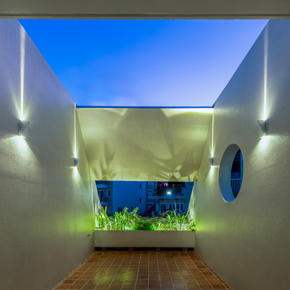 Không gian sân thượng ở tầng 3 được thiết kế theo kiểu bán khép kín, giúp giảm nhiệt, tiếng ồn giao thông và tầm nhìn khó chịu ra xung quanh, nhưng lại mở ra bầu trời riêng tư, có thể là nơi tụ họp của tất cả các thành viên trong gia đình và bạn bè hoặc trở thành không gian tập yoga hay thiền. Không gian sân thượng ở tầng 3 được thiết kế theo kiểu bán khép kín, giúp giảm nhiệt, tiếng ồn giao thông và tầm nhìn khó chịu ra xung quanh, nhưng lại mở ra bầu trời riêng tư, có thể là nơi tụ họp của tất cả các thành viên trong gia đình và bạn bè hoặc trở thành không gian tập yoga hay thiền.